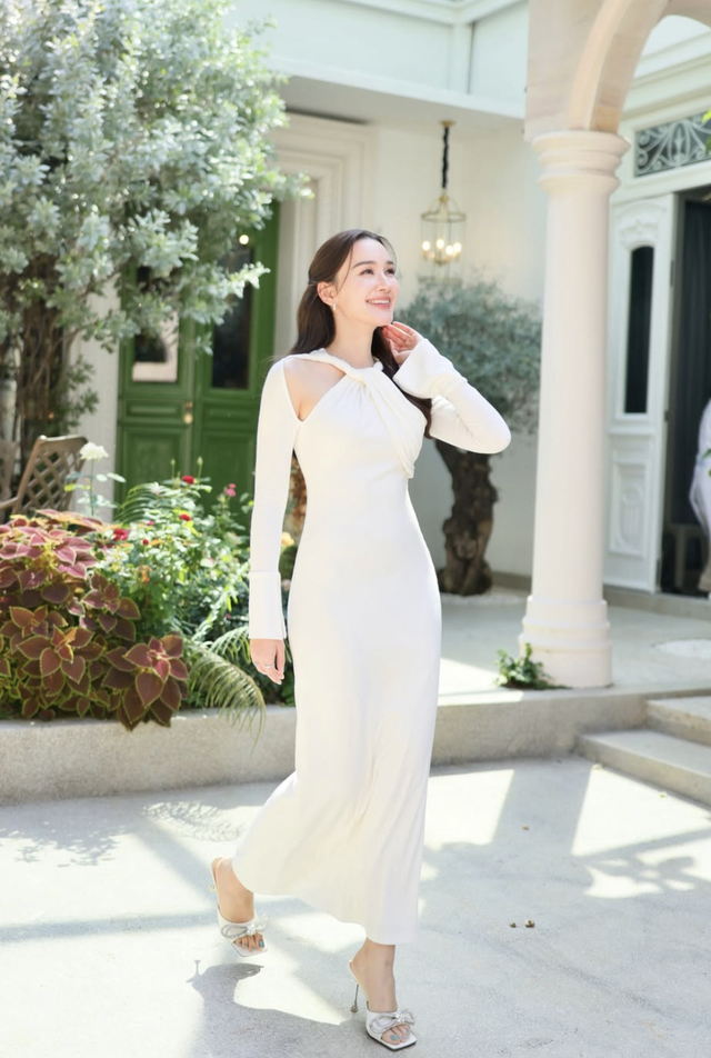 Diện nguyên set đồ màu trắng khẳng định gu thẩm mỹ tối giản tinh tế- Ảnh 11. Diện nguyên set đồ màu trắng khẳng định gu thẩm mỹ tối giản tinh tế- Ảnh 11.