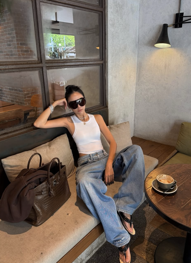 Quần jeans ống rộng trở thành lựa chọn quen thuộc trong tủ đồ của phái đẹp- Ảnh 3. Quần jeans ống rộng trở thành lựa chọn quen thuộc trong tủ đồ của phái đẹp- Ảnh 3.