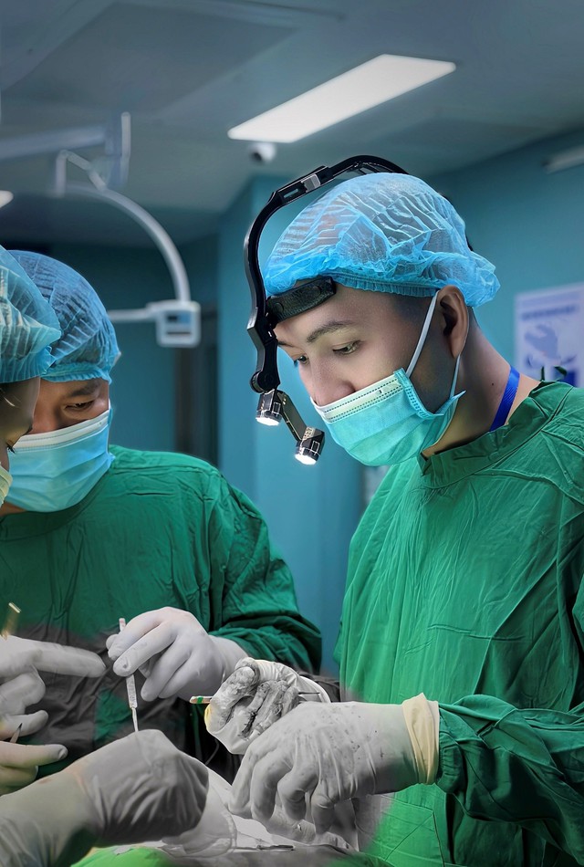 Bác sĩ Nguyễn Bảo Anh nói về tạo hình ngực nữ thành ngực nam - Ảnh 3.