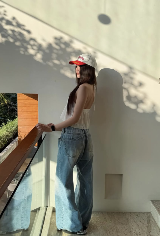 Quần jeans ống rộng trở thành lựa chọn quen thuộc trong tủ đồ của phái đẹp- Ảnh 6. Quần jeans ống rộng trở thành lựa chọn quen thuộc trong tủ đồ của phái đẹp- Ảnh 6.