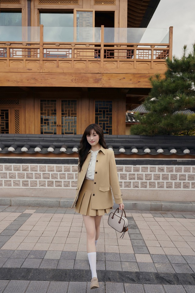 Diện chân váy ngắn vào mùa lạnh theo cách thật thời trang- Ảnh 3.