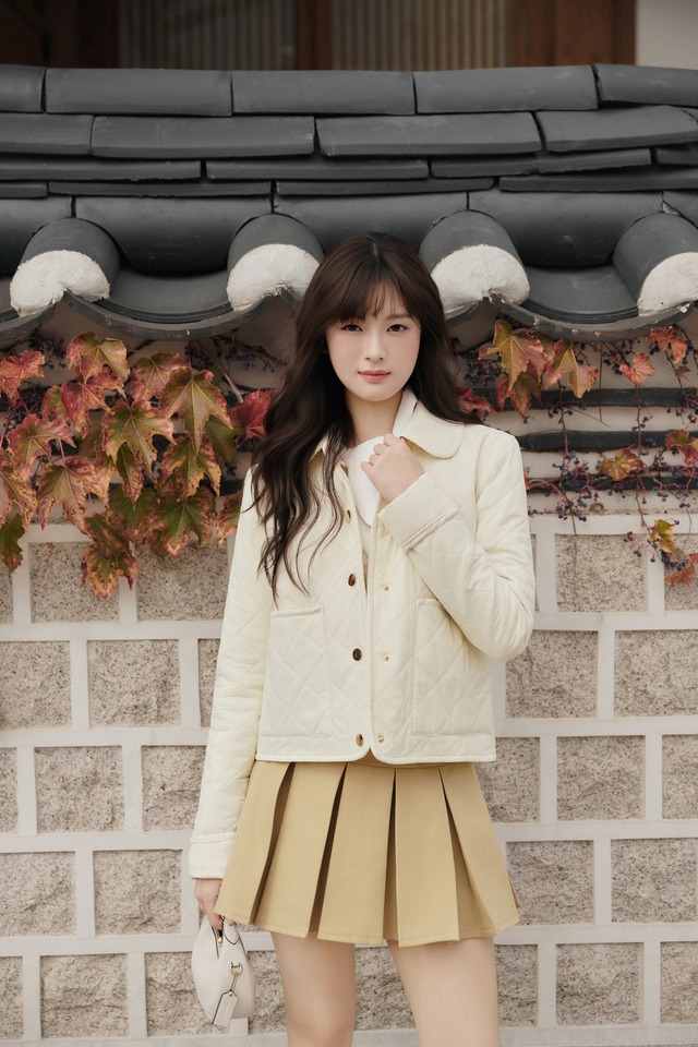 Diện chân váy ngắn vào mùa lạnh theo cách thật thời trang- Ảnh 5.