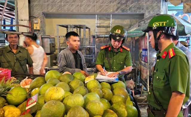 Xử l&yacute; lấn chiếm vỉa h&egrave;, l&ograve;ng đường: Hộ kinh doanh thu gom b&agrave;n ghế bỏ chạy - Ảnh 4.