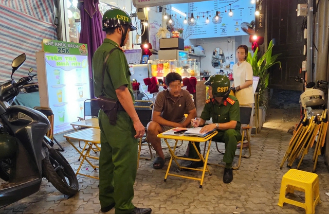 Xử l&yacute; lấn chiếm vỉa h&egrave;, l&ograve;ng đường: Hộ kinh doanh thu gom b&agrave;n ghế bỏ chạy - Ảnh 2.