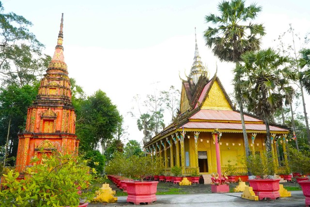 Ng&ocirc;i ch&ugrave;a gần 200 tuổi trong 'c&aacute;nh đồng ch&oacute; ng&aacute;p'- Ảnh 1.