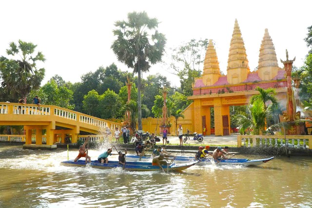 Ng&ocirc;i ch&ugrave;a gần 200 tuổi trong 'c&aacute;nh đồng ch&oacute; ng&aacute;p'- Ảnh 4.