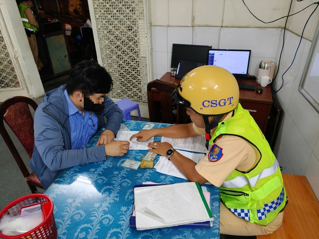 CSGT tịch thu xe của người buông 2 tay, ngả lưng vào ghế khi lái xe máy - Ảnh 3.