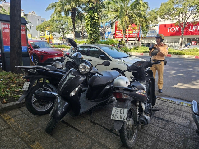 CSGT quay hình phạt nguội chủ phương tiện không nhận xe trên vỉa hè - Ảnh 2.