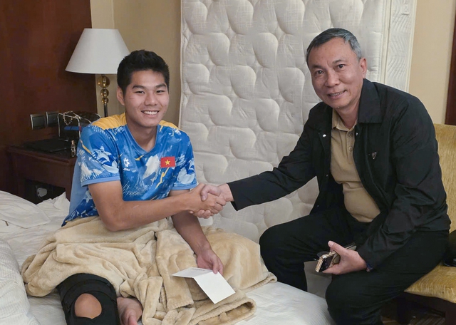 Chủ tịch VFF Trần Quốc Tuấn thăm Hiểu Minh, khẳng định sẽ tạo điều kiện phục hồi tốt nhất- Ảnh 3.