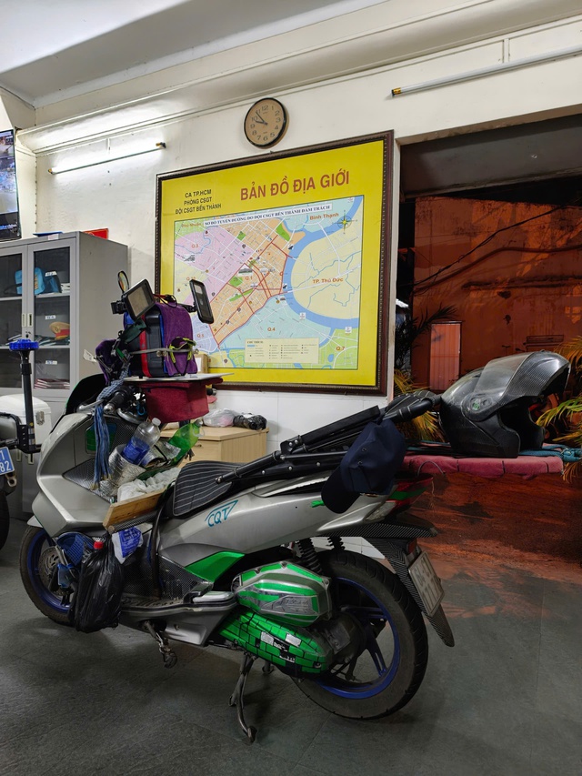 CSGT tịch thu xe của người buông 2 tay, ngả lưng vào ghế khi lái xe máy - Ảnh 2.