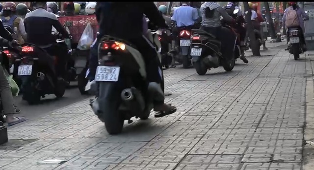 Danh sách xe máy bị CSGT phạt nguội lỗi đi trên vỉa hè Gò Vấp cũ - Ảnh 1.