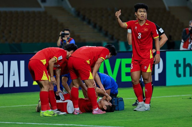 Nóng: Hiểu Minh sẽ được phẫu thuật chấn thương và điều trị hồi phục tại Vinmec- Ảnh 1. Nóng: Hiểu Minh sẽ được phẫu thuật chấn thương và điều trị hồi phục tại Vinmec- Ảnh 1.