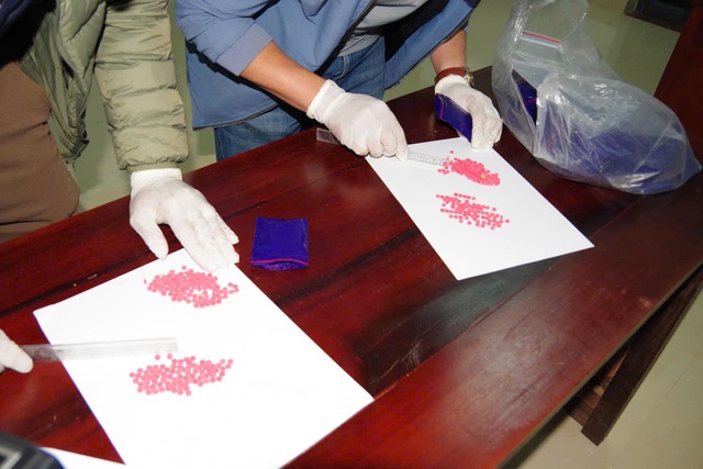 Bắt người đ&agrave;n &ocirc;ng quốc tịch L&agrave;o vận chuyển hơn 12.000 vi&ecirc;n n&eacute;n nghi ma t&uacute;y- Ảnh 2.