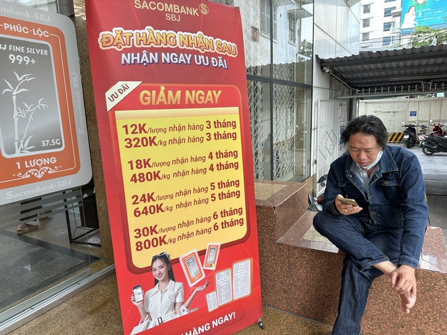 Người mua bạc xếp h&agrave;ng chờ, c&oacute; nơi đăng k&yacute; 6 th&aacute;ng sau mới nhận h&agrave;ng- Ảnh 5.