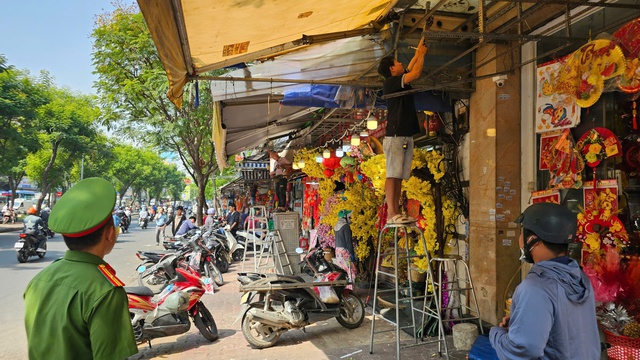 Hộ kinh doanh đường Hải Thượng L&atilde;n &Ocirc;ng khẩn trương dọn dẹp, trả lại vỉa h&egrave; - Ảnh 10.