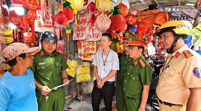 Hộ kinh doanh đường Hải Thượng L&atilde;n &Ocirc;ng khẩn trương dọn dẹp, trả lại vỉa h&egrave; - Ảnh 11.