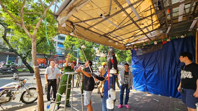 Hộ kinh doanh đường Hải Thượng L&atilde;n &Ocirc;ng khẩn trương dọn dẹp, trả lại vỉa h&egrave; - Ảnh 4.