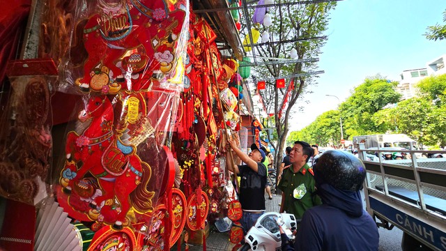 Hộ kinh doanh đường Hải Thượng L&atilde;n &Ocirc;ng khẩn trương dọn dẹp, trả lại vỉa h&egrave; - Ảnh 1.