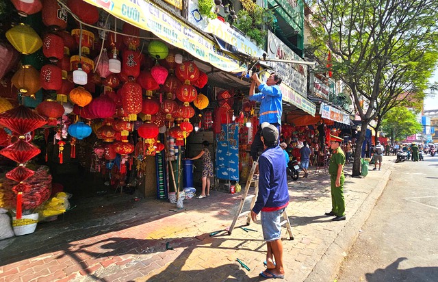Hộ kinh doanh đường Hải Thượng L&atilde;n &Ocirc;ng khẩn trương dọn dẹp, trả lại vỉa h&egrave; - Ảnh 2.