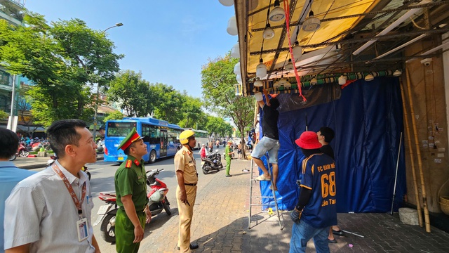 Hộ kinh doanh đường Hải Thượng L&atilde;n &Ocirc;ng khẩn trương dọn dẹp, trả lại vỉa h&egrave; - Ảnh 3.