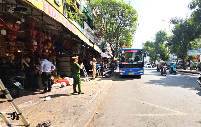 Hộ kinh doanh đường Hải Thượng L&atilde;n &Ocirc;ng khẩn trương dọn dẹp, trả lại vỉa h&egrave; - Ảnh 9.
