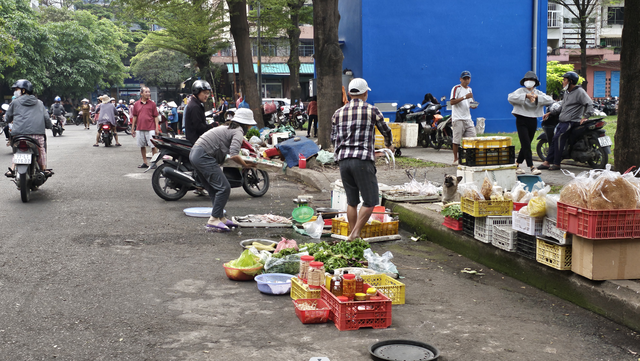 Quyết liệt xử l&yacute; lấn chiếm l&ograve;ng đường, vỉa h&egrave;: Nhắc nhở cả tuần nay rồi - Ảnh 3.