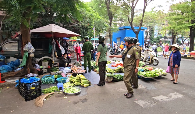 Quyết liệt xử l&yacute; lấn chiếm l&ograve;ng đường, vỉa h&egrave;: Nhắc nhở cả tuần nay rồi - Ảnh 1.