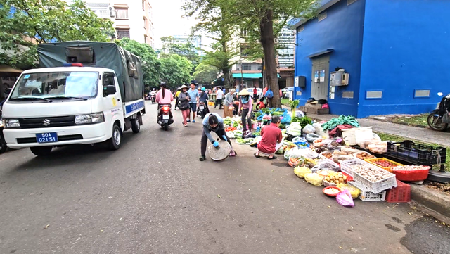Quyết liệt xử l&yacute; lấn chiếm l&ograve;ng đường, vỉa h&egrave;: Nhắc nhở cả tuần nay rồi - Ảnh 2.
