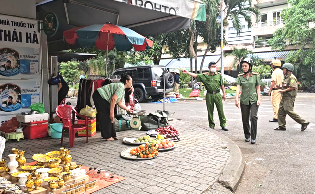 Quyết liệt xử l&yacute; lấn chiếm l&ograve;ng đường, vỉa h&egrave;: Nhắc nhở cả tuần nay rồi - Ảnh 4.