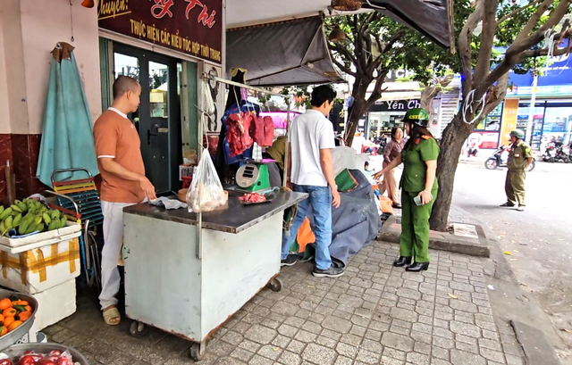 Quyết liệt xử l&yacute; lấn chiếm l&ograve;ng đường, vỉa h&egrave;: Nhắc nhở cả tuần nay rồi - Ảnh 5.