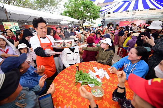 Acecook Việt Nam mang phở yêu thương đến người dân vùng rốn lũ hòa thịnh - Ảnh 3.
