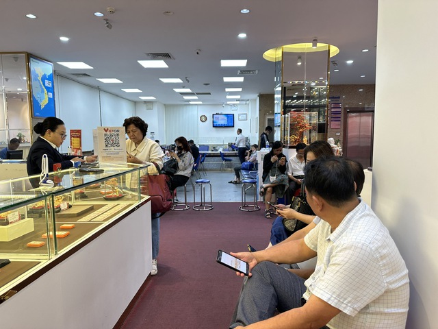 Người mua bạc xếp h&agrave;ng chờ, c&oacute; nơi đăng k&yacute; 6 th&aacute;ng sau mới nhận h&agrave;ng- Ảnh 1.