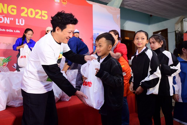 Acecook Việt Nam mang phở yêu thương đến người dân vùng rốn lũ hòa thịnh - Ảnh 4.