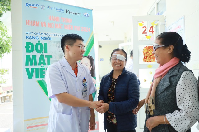 20 năm v&igrave; đ&ocirc;i mắt Việt: V.Rohto với h&agrave;ng trăm ngh&igrave;n ca kh&aacute;m, mổ mắt miễn ph&iacute; - Ảnh 1.