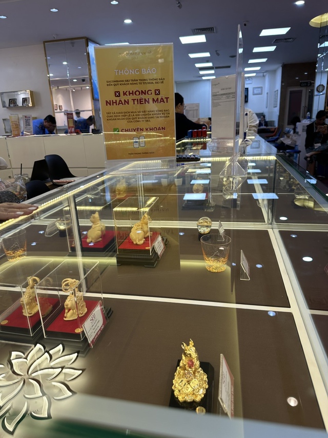 Người mua bạc xếp h&agrave;ng chờ, c&oacute; nơi đăng k&yacute; 6 th&aacute;ng sau mới nhận h&agrave;ng- Ảnh 3.