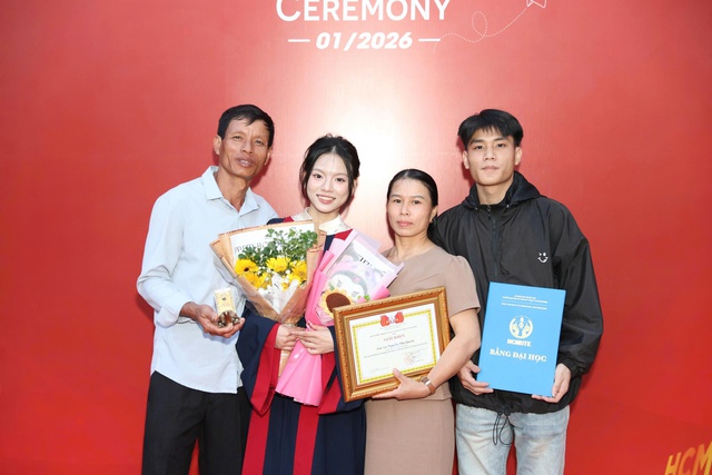 B&agrave;i ph&aacute;t biểu x&uacute;c động l&agrave;m nhiều người rơi nước mắt của nữ thủ khoa - Ảnh 5.