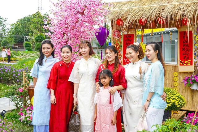 Đường hoa xu&acirc;n Bcons City mở cửa phục vụ người d&acirc;n phường Đ&ocirc;ng H&ograve;a, TP.HCM- Ảnh 1.