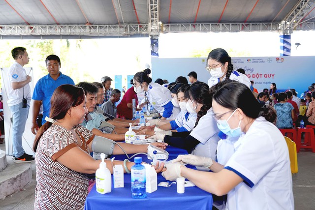 'Long Châu sẻ chia 2026' mở rộng chuỗi chương trình tầm soát đột quỵ, nâng cao nhận thức cộng đồng- Ảnh 4. 'Long Châu sẻ chia 2026' mở rộng chuỗi chương trình tầm soát đột quỵ, nâng cao nhận thức cộng đồng- Ảnh 4.