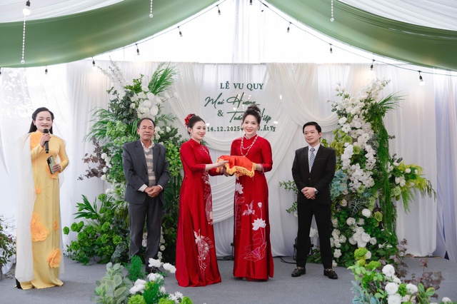 Tam ca đặc biệt trong lễ vu quy: Ba mẹ x&uacute;c động h&aacute;t c&ugrave;ng con g&aacute;i - Ảnh 3.