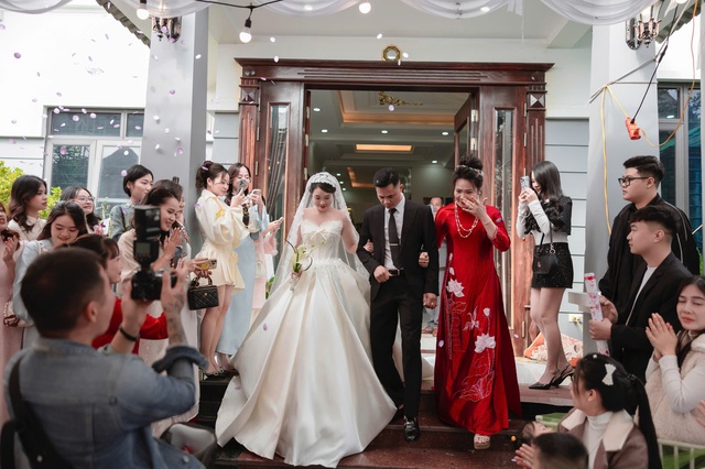 Tam ca đặc biệt trong lễ vu quy: Ba mẹ x&uacute;c động h&aacute;t c&ugrave;ng con g&aacute;i - Ảnh 4.