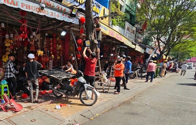 Hộ kinh doanh đường Hải Thượng L&atilde;n &Ocirc;ng khẩn trương dọn dẹp, trả lại vỉa h&egrave; - Ảnh 5.