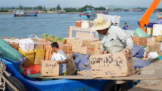 Đưa h&agrave;ng Tết ra đảo L&yacute; Sơn: Kh&ocirc;ng để thiếu hụt nguồn h&agrave;ng phục vụ người d&acirc;n- Ảnh 2.