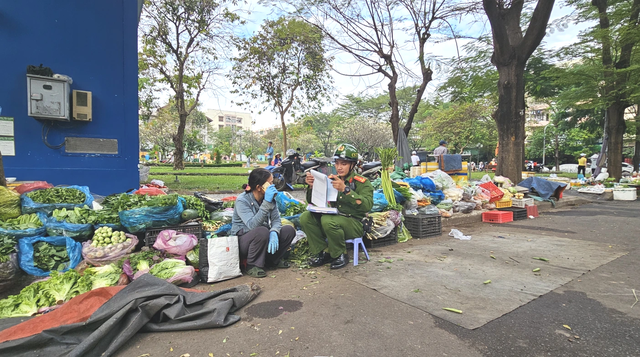 Quyết liệt xử l&yacute; lấn chiếm l&ograve;ng đường, vỉa h&egrave;: Nhắc nhở cả tuần nay rồi - Ảnh 7.