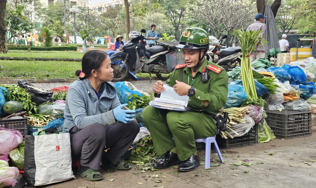 Quyết liệt xử l&yacute; lấn chiếm l&ograve;ng đường, vỉa h&egrave;: Nhắc nhở cả tuần nay rồi - Ảnh 6.