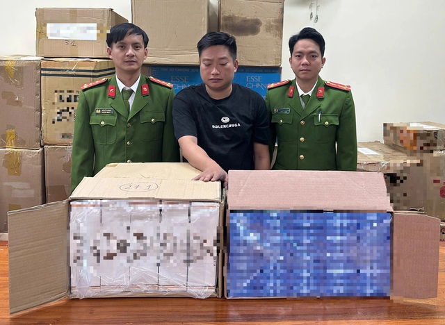 Quảng Trị: Thu giữ 15.000 bao thuốc lá lậu trên ô tô tải- Ảnh 1. Quảng Trị: Thu giữ 15.000 bao thuốc lá lậu trên ô tô tải- Ảnh 1.