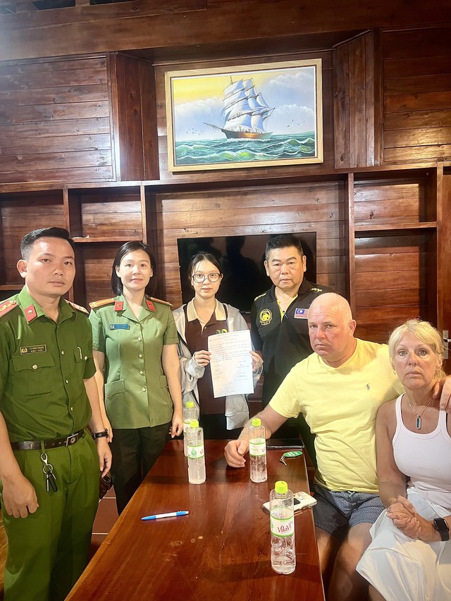 Ph&uacute; Quốc: Hỗ trợ 2 du kh&aacute;ch người Anh nhận lại gần 300 triệu đồng  - Ảnh 1.