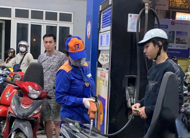 Gi&aacute; xăng giảm mạnh v&agrave; gi&aacute; dầu tăng từ 15 giờ h&ocirc;m nay 22 . 1 - Ảnh 1.