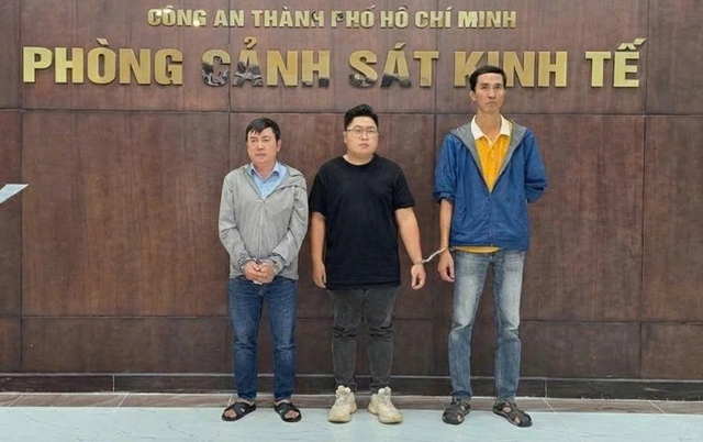 Bắt Đội trưởng Trung t&acirc;m hỏa t&aacute;ng B&igrave;nh Hưng H&ograve;a n&acirc;ng gi&aacute; hũ tro cốt l&uacute;c Covid-19- Ảnh 1.