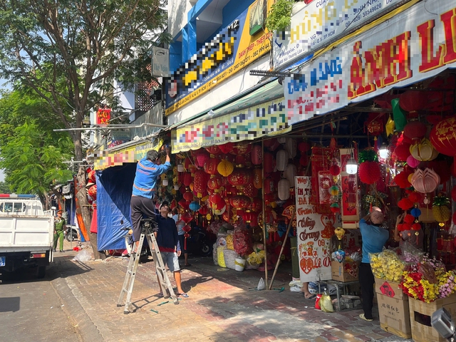 TP.HCM đồng loạt xử lý lấn chiếm lòng lề đường- Ảnh 3. TP.HCM đồng loạt xử lý lấn chiếm lòng lề đường- Ảnh 3.