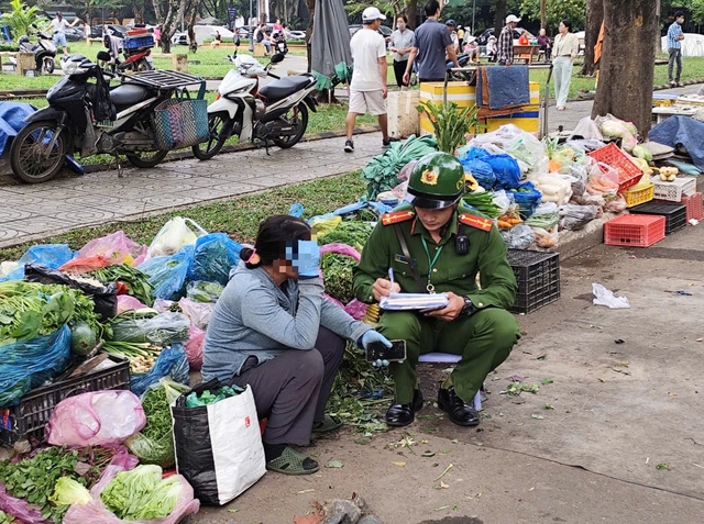 TP.HCM đồng loạt xử lý lấn chiếm lòng lề đường- Ảnh 1. TP.HCM đồng loạt xử lý lấn chiếm lòng lề đường- Ảnh 1.